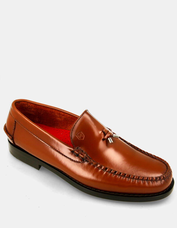 Zapatos-castellanos-marron-con-borlas-personalizadas