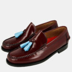 Castellanos burdeos con borlas azul claro