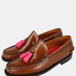 Castellanos hombre marrón "KARICOLE" con borlas fucsia