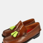 Castellanos marrón "Karicole" con borlas pistacho