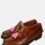 Mocassini "KARICOLE" marroni con nappine rosa