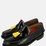 Mocassimi neri con nappine gialle