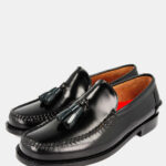 Mocassins noirs à pompons verts