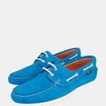 Náutico hombre de piel color azulón