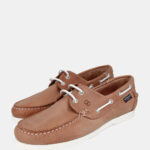 Náutico hombre de piel color cuero